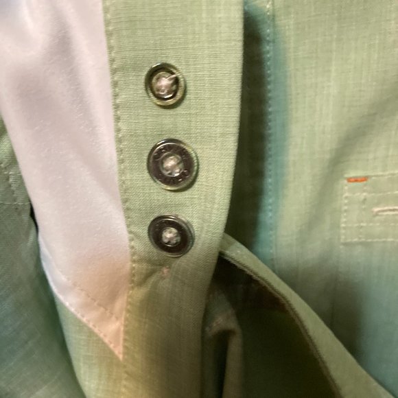 Orvis Mens Green insect repellent Button shirt. Large - Picture 11 of 12
